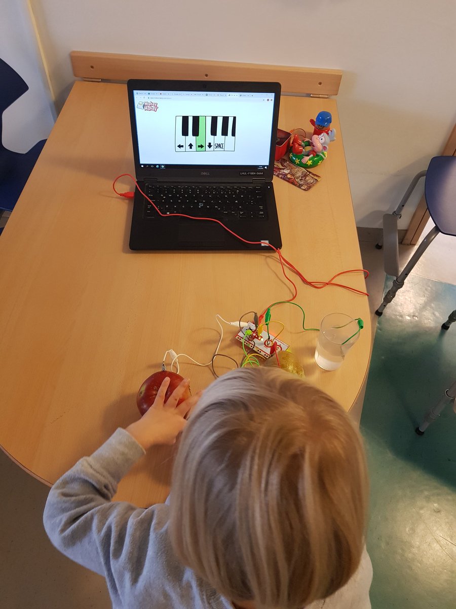 Stuð í leikskólanum Hulduheimum  MakeyMakey er snilld. #menntaspjall #snjallirnemendur #tæknikistaleikskolana