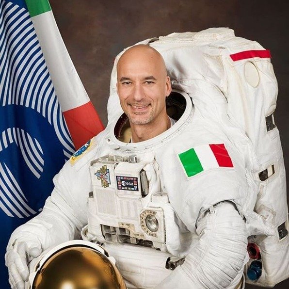 ItalyMFA's tweet image. L’orgoglio 🇮🇹 supera i confini del mondo 🚀 
Complimenti e buon lavoro @astro_luca, primo Comandante italiano della Stazione Spaziale Internazionale! 👨‍🚀

@Space_Station @ASI_spazio @esa @ItalianAirForce  @MinisteroDifesa