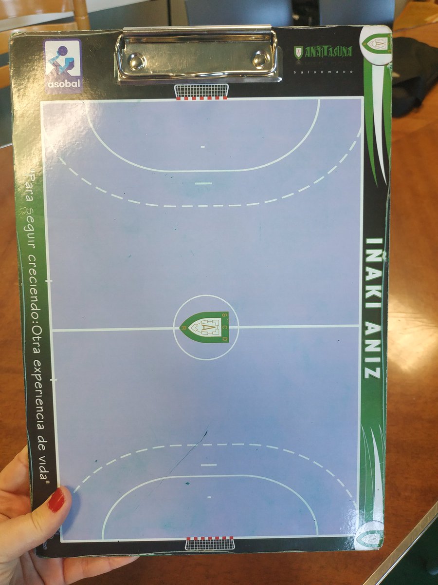 La pizarra de Iñaki Aniz, entrenador del Helvetia <a href="/AnaitasunaBM/">ANAITASUNA</a>. Mañana será indispensable para el difícil compromiso ante el <a href="/CDBidasoaIrun/">CD Bidasoa Irun</a>. La cita, en La Catedral, a las 19.00 horas. #derbi #balonmano #handball <a href="/NoticiasNavarra/">Diario de Noticias</a>