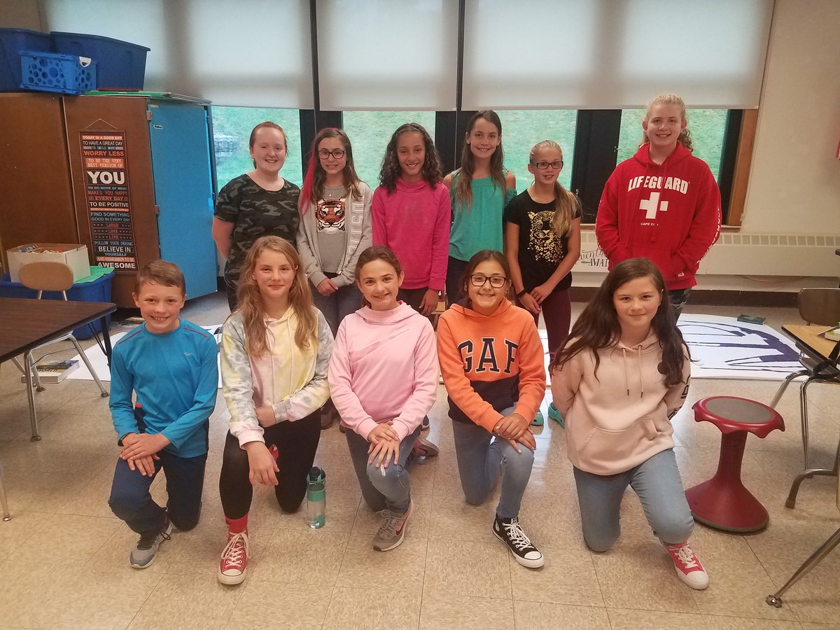 MrsPatete's tweet photo. ES FOR club students working on their first project to spread kindness throughout the school! #bekindalways #tvbears #inspiresuccesstogether https://t.co/tEznFo7DJJ