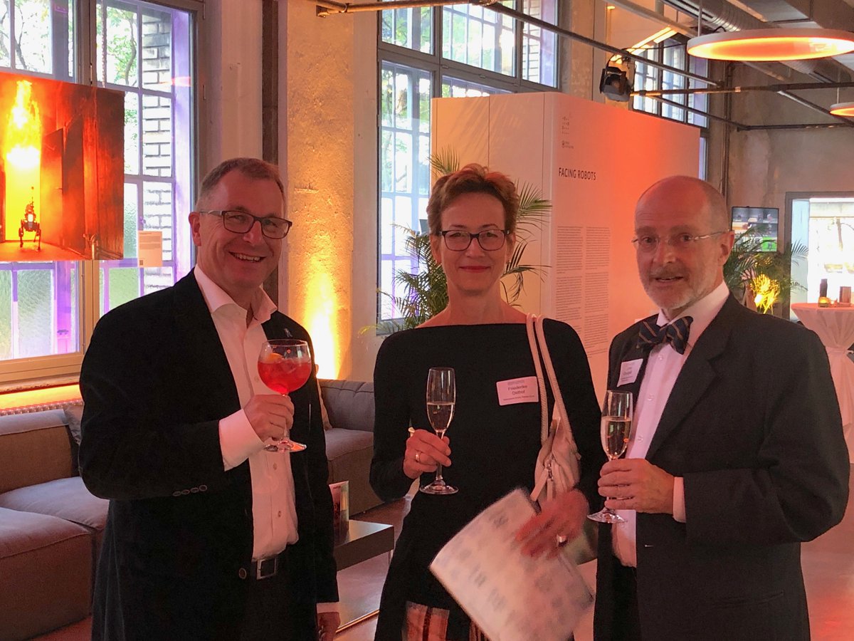 zhrefch's tweet photo. Bereits sind die ersten Gäste erschienen bei der Preisverleihung vom «Filmpreis der Zürcher Kirchen».
#zff #zff2019 #fzk #filmpreisderkirchen #filmpreis #zffdaily #zurichfilmfestival https://t.co/VMYoE5UgqF