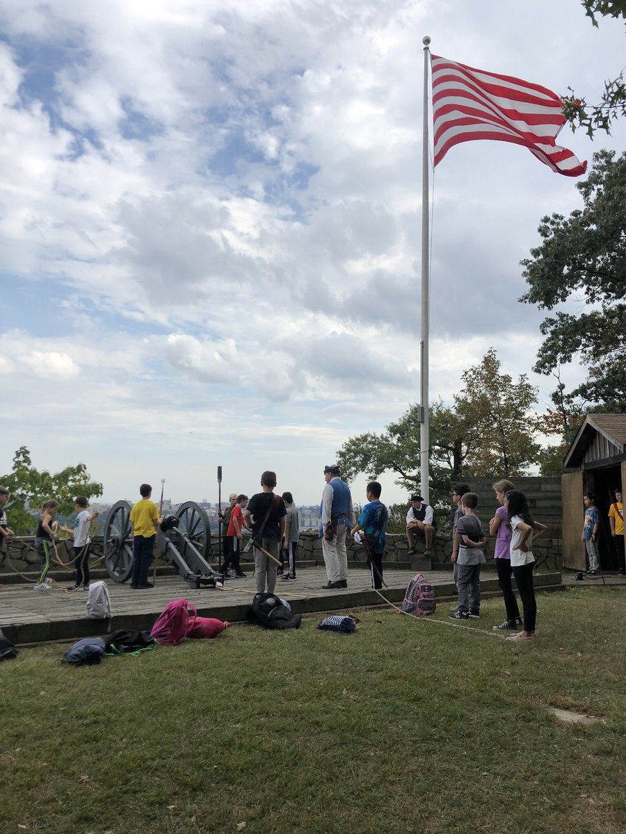 5Rlivelovelearn's tweet photo. 5R had a blast on our field trip last week! They worked hard as recruits to learn what it was like to be a soldier during the Revolutionary War. I’m so proud of every single one of them, and thank you to all the chaperones for their help.#5Rrockstars  #rooseveltpride https://t.co/MiyEhD1AY1