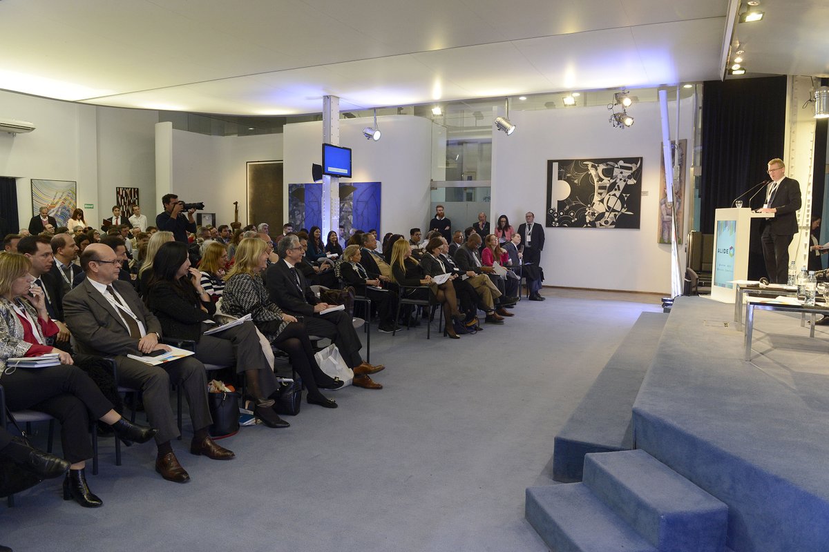_ALIDE_'s tweet photo. #AHORA | Representantes del sector #BancaDeDesarrollo latinoamericano 🌎 y actores del sector financiero buscan establecer consenso para generar productos y servicios financieros con criterios #Ambientales, #Sociales y de #Gobernanza (#ASG) ▶️ https://t.co/GxeQ0EgtTx
