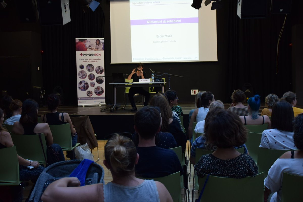 Continuem a la 2a jornada de #lactànciaMaterna amb un gran èxit d'assistència de famílies i ara amb la intervenció d'<a href="/esthervivas/">Esther Vivas</a>, autora del llibre 'Mamá desobedient' amb reflexions sobre les dificultats que es troben les famílies que decideixen alletar