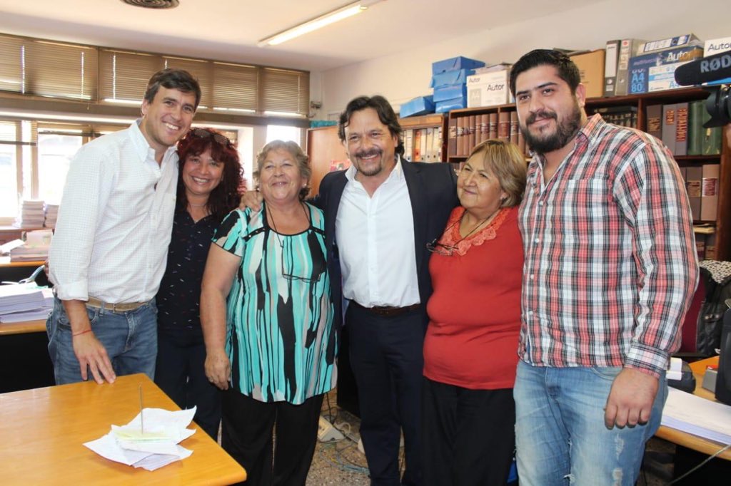 GustavoSaenzOK's tweet photo. Con @MatiasPosadas saludamos a los trabajadores del Centro Cívico Grand Bourg. Conversamos sobre sus sueños e inquietudes ¡Gracias por tan cálido recibimiento! Los invito a que construyamos juntos la provincia que nos merecemos. https://t.co/McZEegKBgW