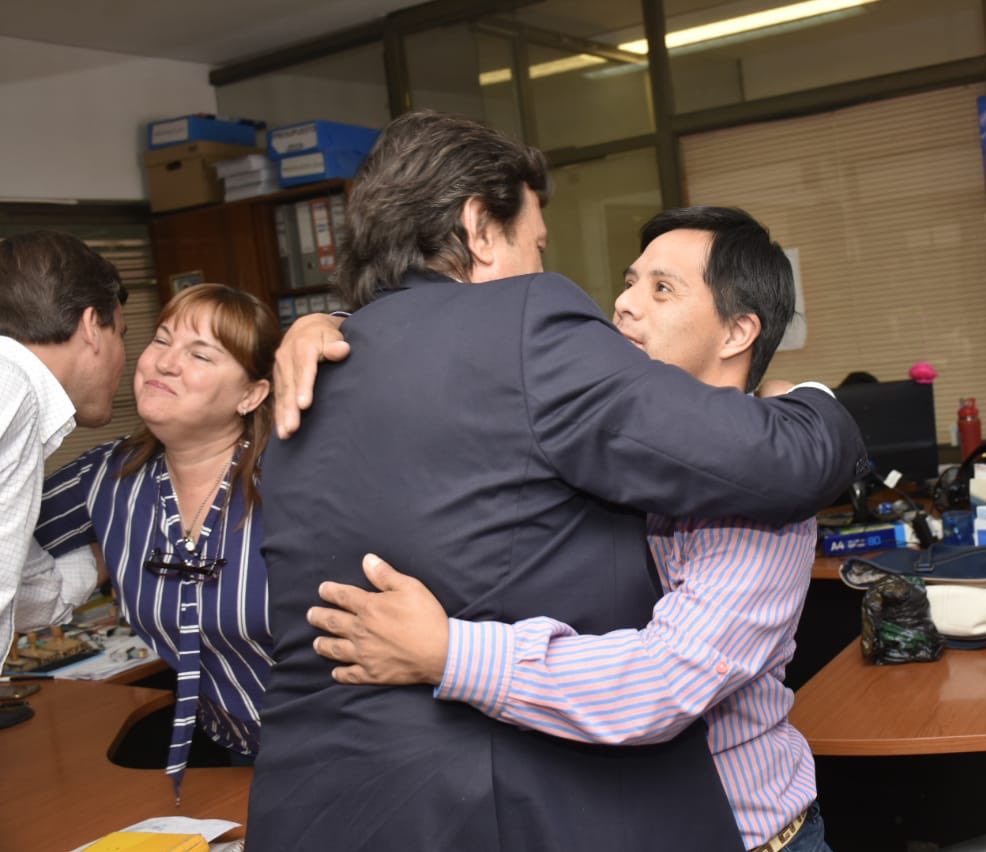 GustavoSaenzOK's tweet photo. Con @MatiasPosadas saludamos a los trabajadores del Centro Cívico Grand Bourg. Conversamos sobre sus sueños e inquietudes ¡Gracias por tan cálido recibimiento! Los invito a que construyamos juntos la provincia que nos merecemos. https://t.co/McZEegKBgW