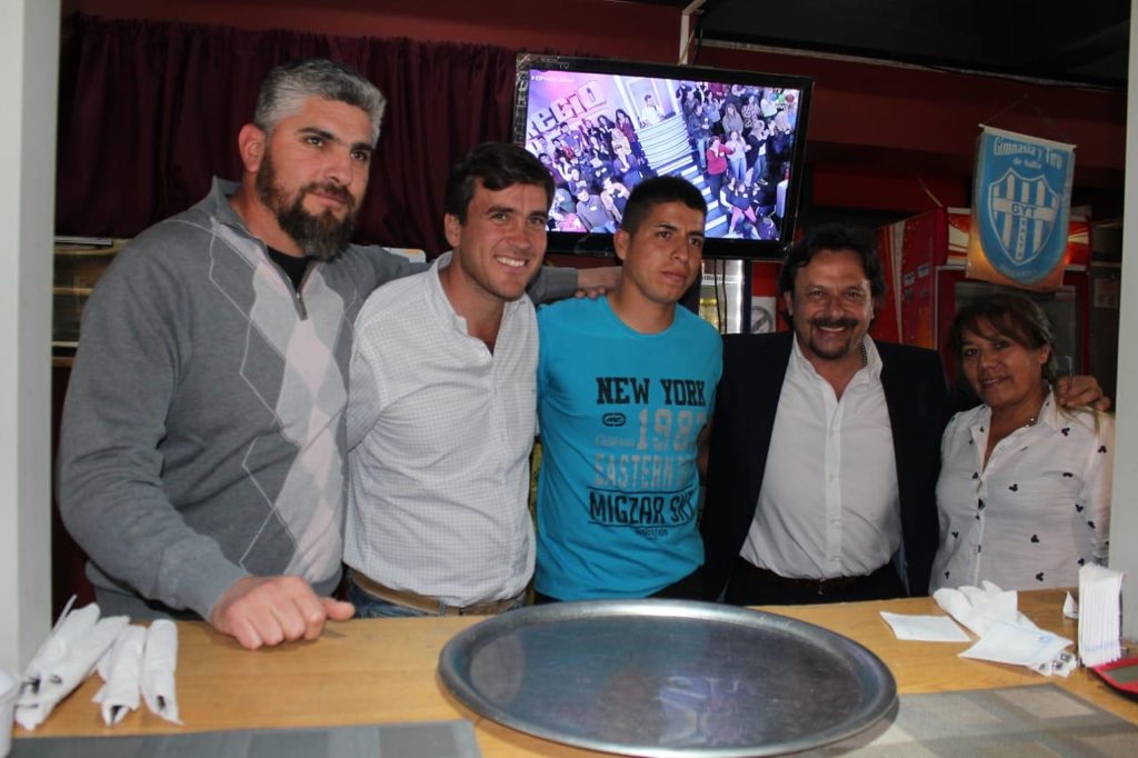 GustavoSaenzOK's tweet photo. Con @MatiasPosadas saludamos a los trabajadores del Centro Cívico Grand Bourg. Conversamos sobre sus sueños e inquietudes ¡Gracias por tan cálido recibimiento! Los invito a que construyamos juntos la provincia que nos merecemos. https://t.co/McZEegKBgW