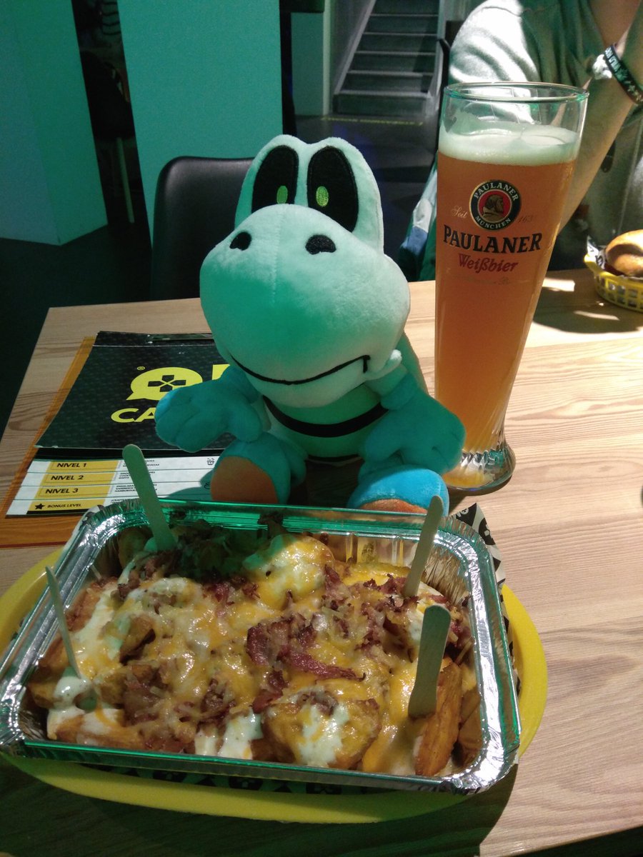 OhMyGameMadrid's tweet photo. 🧠 Huesitos sí que sabe. Ha cogido una mesa esta mañana y no la piensa soltar hasta por la noche.
Por delante, los #Worlds19, #DreamHackMalmo ¡y mucho más📺!
🤤 Y para acompañar, se ha pedido una pinta de Paulaner y unas Triforce Fries
🤔 ¿No es Huesitos el más listo de OMG!? https://t.co/lwB1l6ioHL