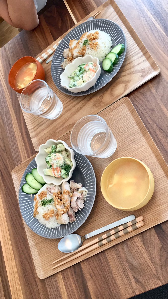 ひとみ 初めてちゃんとお友達を家に招待した たいしたおもてなしも出来なかったけどカオマンガイ初めて食べたらしく美味しいって言ってくれた 新築祝いに可愛いお皿もありがとう