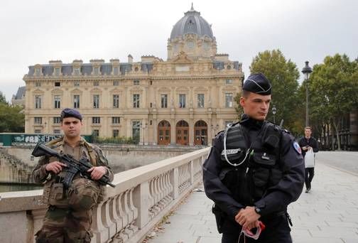 Man killed after attacking officers in HQ of Paris police buff.ly/2ncgryR