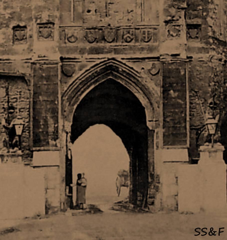 #ThrowbackThursday to c1870 where you can actually see  the 16th century oak panel paintings of Sir Beovis and the giant Ascupart in situ! 🎨

The paintings have survived to this day despite being centuries old and are currently stored in the Bargate #Southampton #History