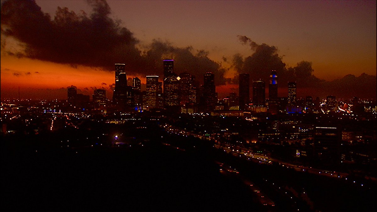 collinmyerswx's tweet photo. 🔥😍 HOUSTON SUNRISE!!!

👀 @astros 
#ALDS tomorrow!!!

@abc13houston 
https://t.co/RZoRtGU87b https://t.co/D9nGShv32z