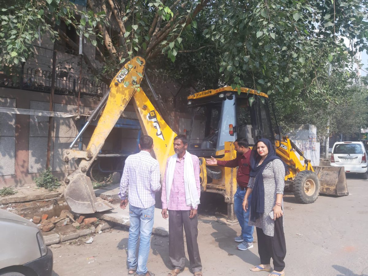 AAPDelhi's tweet photo. "विधानसभा मंगोलपुरी वार्ड-54, #G_Block वाले रोड का नाला पूरा बन्द हो चुका था, जिससे बरसात का पानी नहीं निकल पाता था। #PWD दिल्ली सरकार के फंड से नाले के नवनिर्माण का काम स्थानीय कार्यकर्ताओं की देखरेख में शुरू हो चुका है" : @rakhibirla विधायक, मंगोलपुरी। https://t.co/lcZ0wX4gQ6