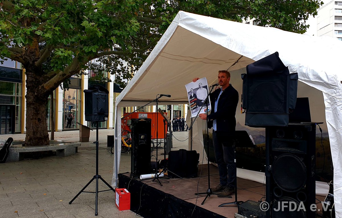 JFDA_eV's tweet photo. Bei der Kundgebung des rechtsextremen "Volkslehrers" #Nerling am Breitscheidplatz gerade knapp 80 TeilnehmerInnen. Mit dabei: Die Rechtsextremen Bernhard #Schaub, Axel #Schlimper und Gerhard #Ittner, die teils u.a. wegen antisemitischer Volksverhetzung verurteilt wurden. #b0310 https://t.co/N2Hd8S6vgg