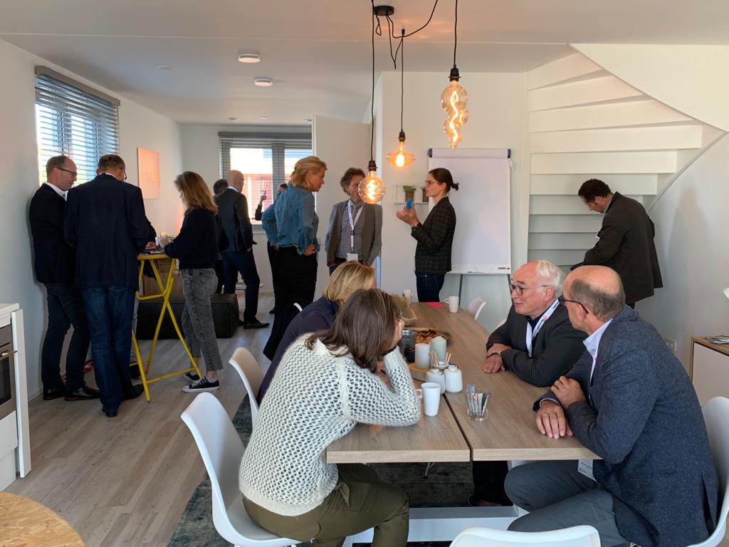 Op <a href="/DeLoskade/">De Loskade | Living Lab | Suikerterrein Groningen</a> testen wij tot 2030 duurzame woningen. Zojuist ging @NoorWit samen met Kim Bode en Alex Speyk tijdens #MOVEyourbusiness in gesprek met onze relaties over welke vragen we moeten opnemen in het onderzoeksprogramma voor de komende 5 jaar.