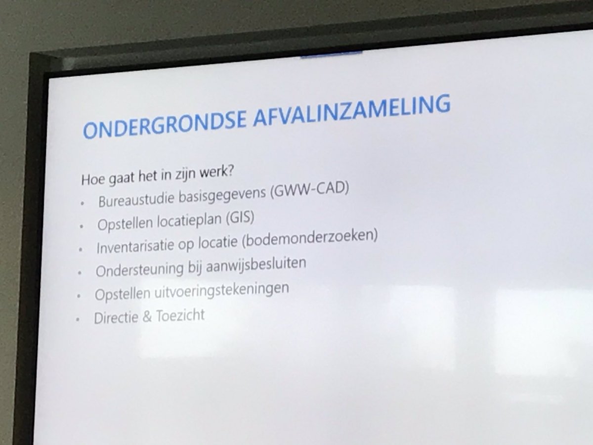2john6's tweet photo. 3e Civiele/Infra sessie vandaag: Laurens Kalwij van @Prommenz over ondergrondse afval inzameling.
Afvalstoffenplan Gemeentes: in 2025 iedere inwoner nog 30 kg restafval PER JAAR 😱
Hoe wel?
#CU2019 https://t.co/8pNJsC0T2o
