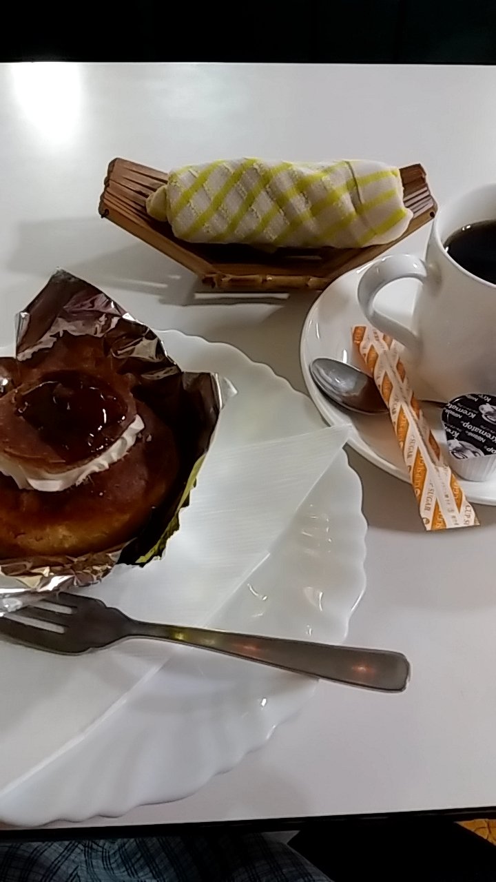 まるみ 喫茶シェルテ 東京都西武新宿線野方駅約5分 店頭にショーケースがありケーキが並んでいます 店内はお家のような照明やピアノがあり 常連さんらしい方がいらしていい雰囲気です コーヒー300円サバラン2円 どちらも税込 ほっと一息 純