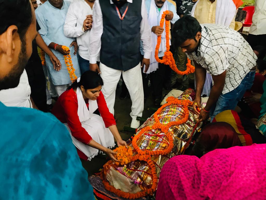 AnupriyaSPatel's tweet image. श्रद्धांजलि ! पार्टी के वरिष्ठ कार्यकर्ता श्री अनिल सिंह जी की पूज्य माता जी के निधन पर उनके ग्राम जासा बघौरा, विधानसभा छानबे जाकर श्रद्धांजलि अर्पित की एवं परिवारीजनों को इस दुःख की घड़ी में ढांढस बंधाया।