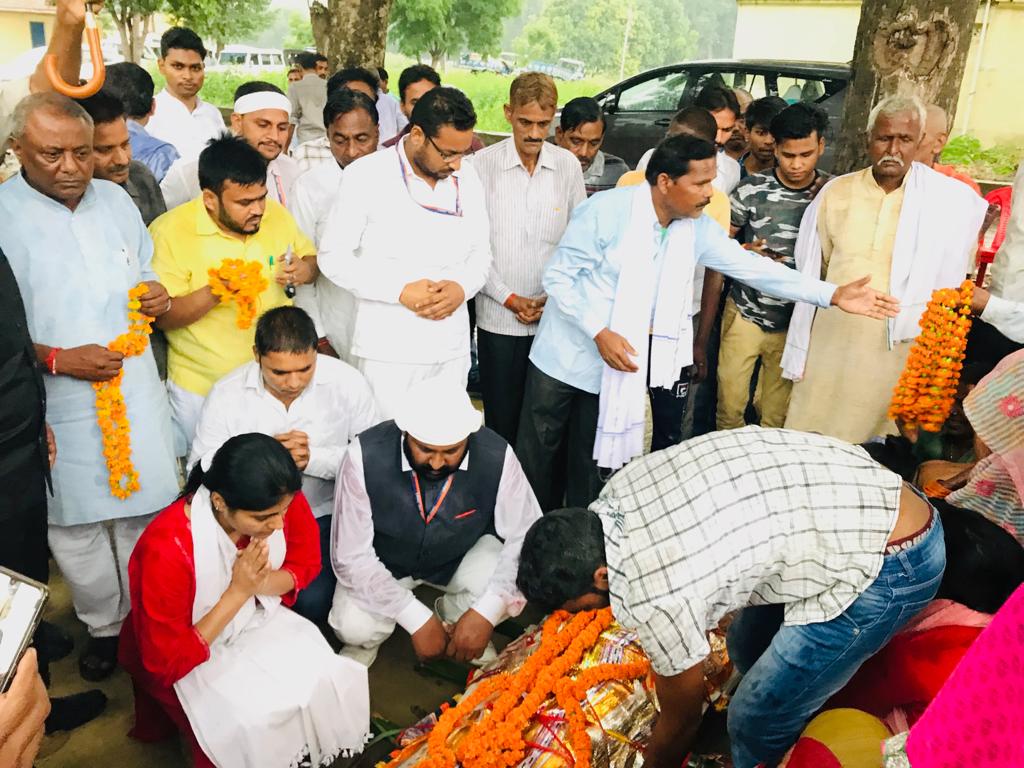 AnupriyaSPatel's tweet image. श्रद्धांजलि ! पार्टी के वरिष्ठ कार्यकर्ता श्री अनिल सिंह जी की पूज्य माता जी के निधन पर उनके ग्राम जासा बघौरा, विधानसभा छानबे जाकर श्रद्धांजलि अर्पित की एवं परिवारीजनों को इस दुःख की घड़ी में ढांढस बंधाया।