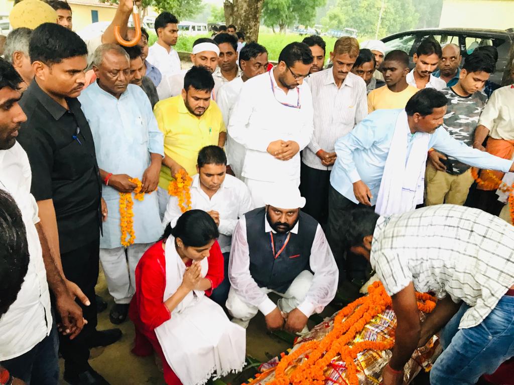 AnupriyaSPatel's tweet image. श्रद्धांजलि ! पार्टी के वरिष्ठ कार्यकर्ता श्री अनिल सिंह जी की पूज्य माता जी के निधन पर उनके ग्राम जासा बघौरा, विधानसभा छानबे जाकर श्रद्धांजलि अर्पित की एवं परिवारीजनों को इस दुःख की घड़ी में ढांढस बंधाया।