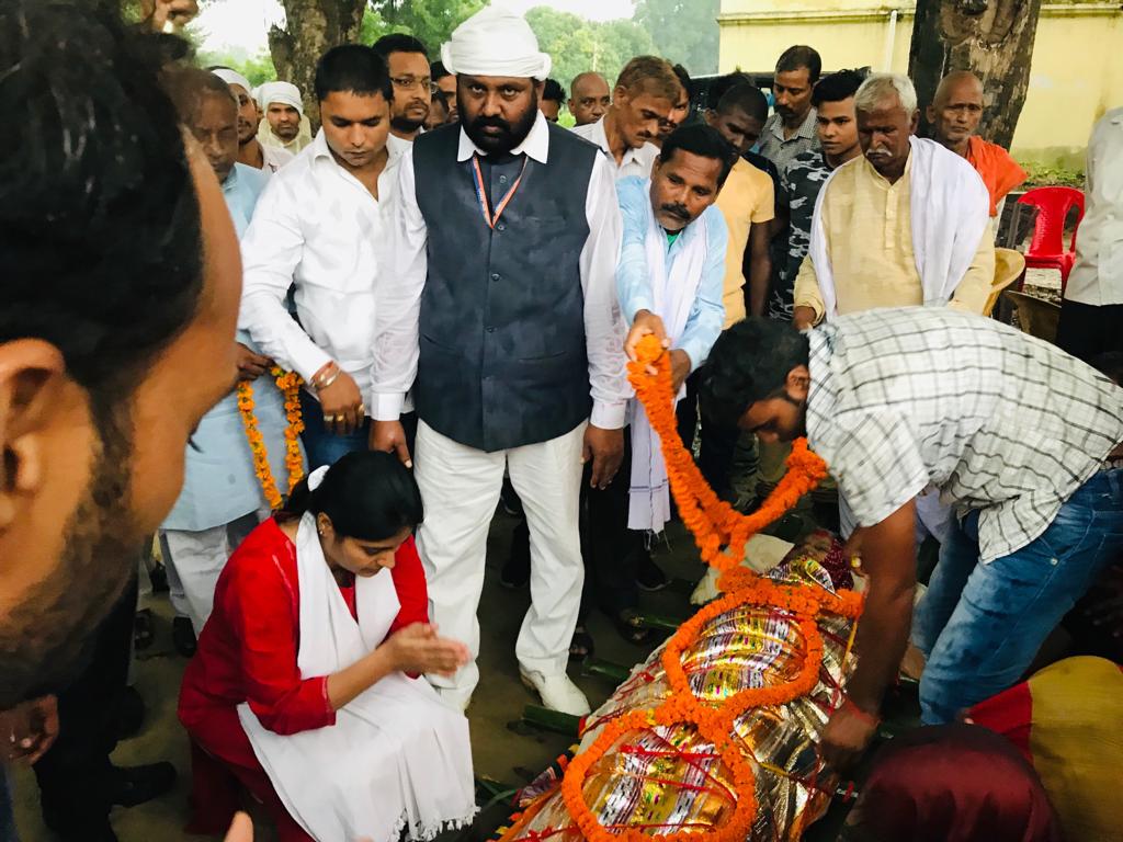 AnupriyaSPatel's tweet image. श्रद्धांजलि ! पार्टी के वरिष्ठ कार्यकर्ता श्री अनिल सिंह जी की पूज्य माता जी के निधन पर उनके ग्राम जासा बघौरा, विधानसभा छानबे जाकर श्रद्धांजलि अर्पित की एवं परिवारीजनों को इस दुःख की घड़ी में ढांढस बंधाया।