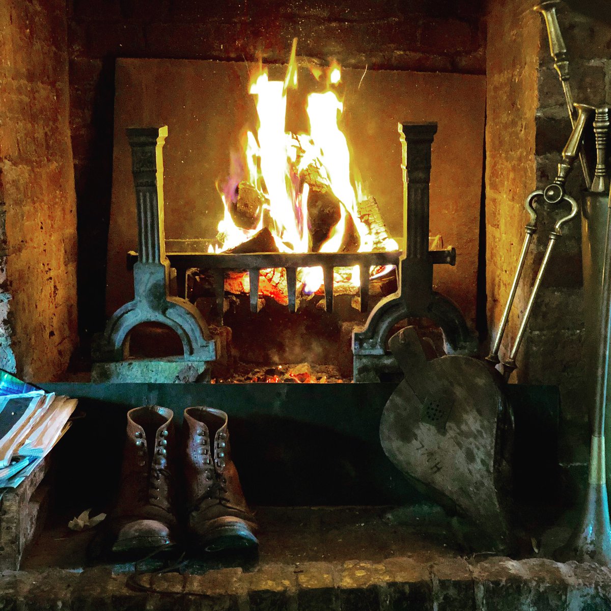 Well, it’s official. The fire is on. The ploughman’s lunch has given way to belly-warming Welsh rarebit on our lunchtime offering, mushrooms and game abound, there’ll soon be cups of hot broth being served over the bar. #autumn  #visitkent #pub #british #uk #logfire #traditional