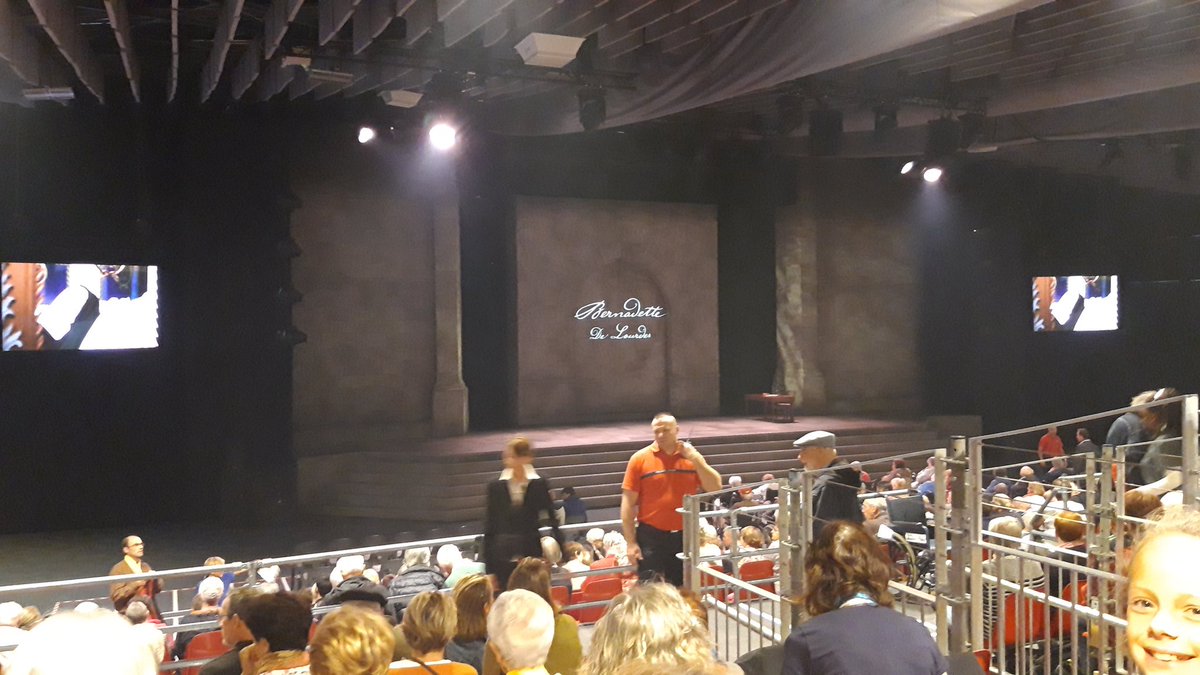 Spectacle de bernadette à Lourdes avec les 70 élèves préparant la confirmation !