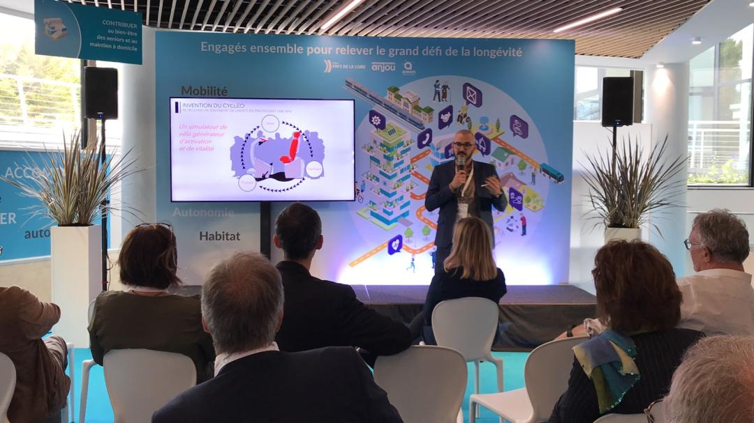 cosse_benjamin's tweet photo. Pitch #TendancesSilverEco du @GerontopolePDLL @Maine_et_Loire @Angers_ALDEV sur @EnModeSenior avec @CottosMedical et son #CycleoOne https://t.co/AimTKSH9Ru