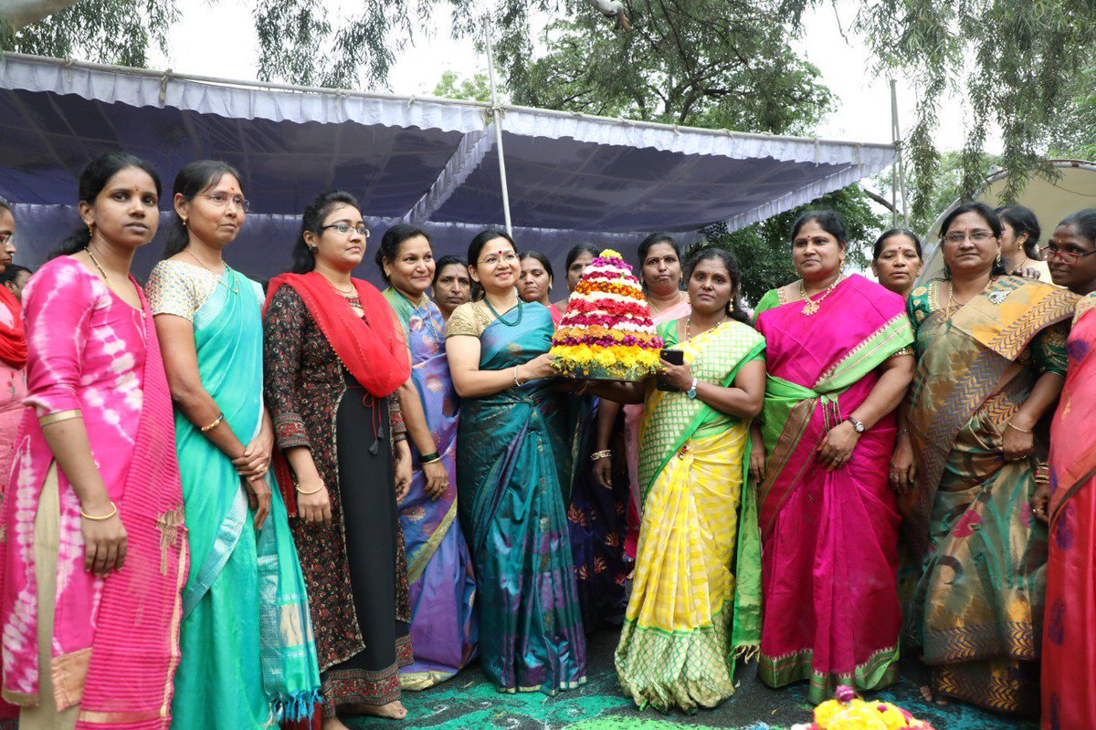 Reporter Md shafi ullah (@fazzukhan2) on Twitter photo Celebrations of #Bathukamma in Police Headquarters, a click of @IGWomenSafety with Ministerial staff. <a href="/TelanganaDGP/">DGP TELANGANA POLICE</a> <a href="/CPHydCity/">CP Hyderabad City Police</a> @cpcybd @DCPEASTZONE <a href="/AddlCPHyd/">Murali Krishna IPS</a> <a href="/DCPWZHyd/">DCP West Zone, Hyd | డిసిపి వెస్ట్ జోన్, హైదరాబాద్</a> <a href="/AddlCPLOHyd/">D.S. Chauhan, I.P.S.</a> <a href="/dcpmadhapur_cyb/">DCP Madhapur</a> <a href="/DCPTraffic2Hyd/">P. KARUNAKAR</a> Celebrations of #Bathukamma in Police Headquarters, a click of @IGWomenSafety with Ministerial staff. <a href="/TelanganaDGP/">DGP TELANGANA POLICE</a> <a href="/CPHydCity/">CP Hyderabad City Police</a> @cpcybd @DCPEASTZONE <a href="/AddlCPHyd/">Murali Krishna IPS</a> <a href="/DCPWZHyd/">DCP West Zone, Hyd | డిసిపి వెస్ట్ జోన్, హైదరాబాద్</a> <a href="/AddlCPLOHyd/">D.S. Chauhan, I.P.S.</a> <a href="/dcpmadhapur_cyb/">DCP Madhapur</a> <a href="/DCPTraffic2Hyd/">P. KARUNAKAR</a>