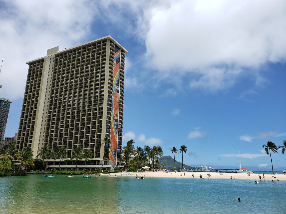 TripPlusTravel's tweet photo. One of the largest resorts in Oahu, Hawaii. Great to be upgraded to the ocean front room at rainbow tower!! ^Randy @HiltonHotels @HiltonHonors #hilton #hawaii #hiltonhawaiianvillage #resort #oahu #honolulu #rainbowtower #vacationmode #travelbloggers #tripplus https://t.co/LZFOBwUJAj