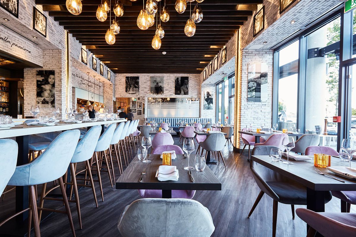DesignBlush's tweet image. We had to share the amazing decor of @LaVecchiaCA Ristorante. Soft hues of blues &amp;amp; pinks, dark wood floors &amp;amp; off-white brick walls, we couldn&apos;t keep our eyes off the design - until the authentic, handmade pasta hit the table 😂 We would hands-down recommend for a great experience