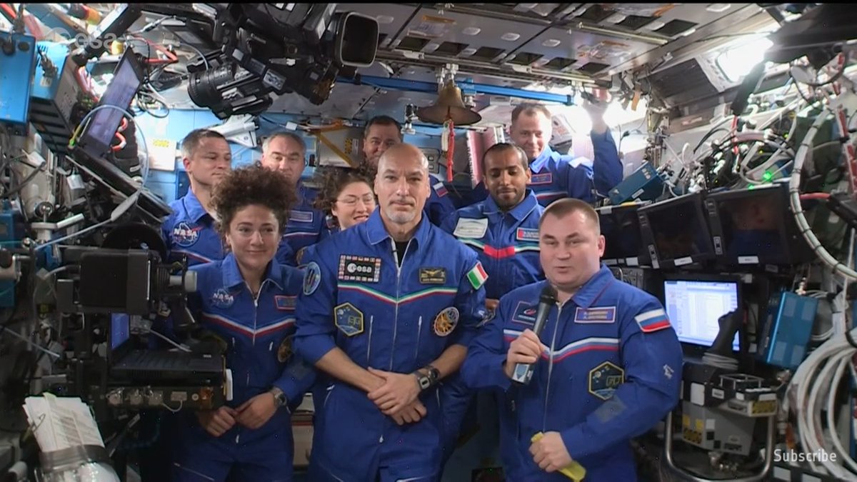 sarahmldnenbr's tweet image. 1: The change of Command ceremony. #Exp60 to #Exp61 The key of the @Space_Station Captain was handed from Alexey Ovchinin to @astro_luca 
(Screenshots from @esa on @YouTube )