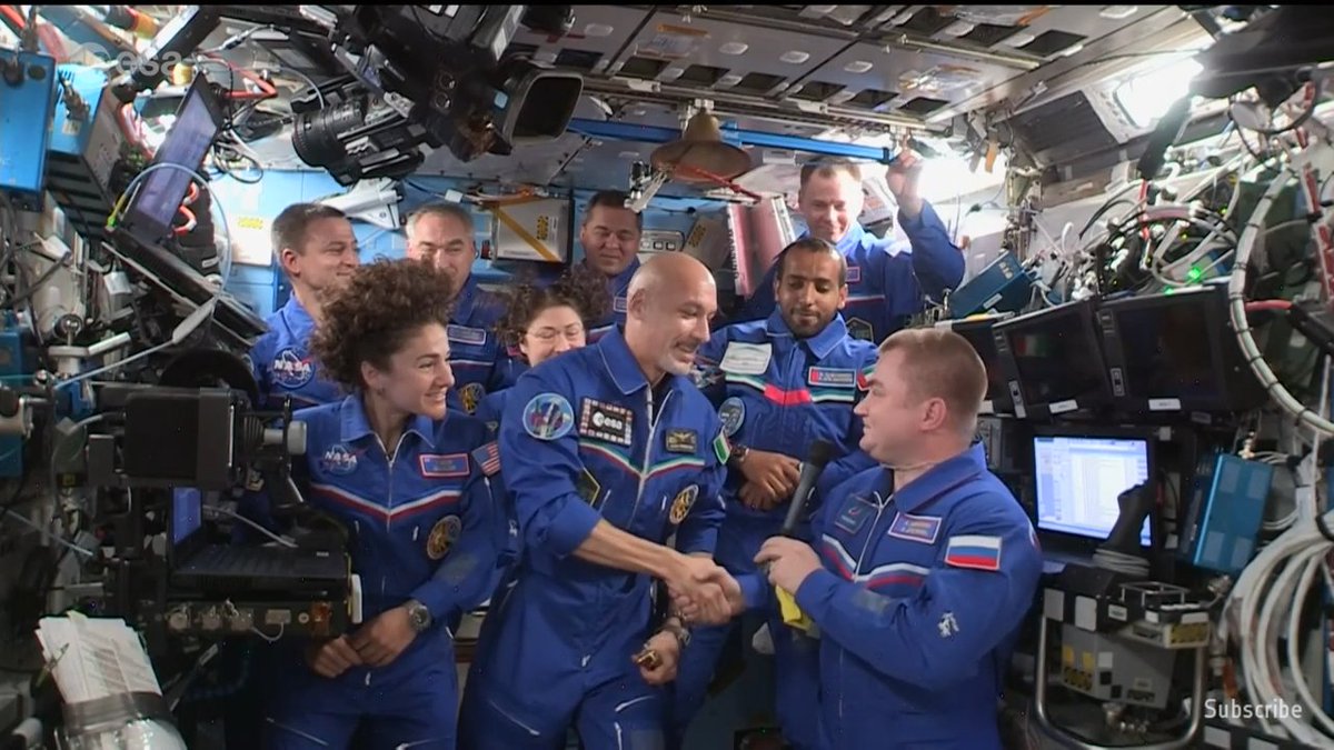 sarahmldnenbr's tweet image. 1: The change of Command ceremony. #Exp60 to #Exp61 The key of the @Space_Station Captain was handed from Alexey Ovchinin to @astro_luca 
(Screenshots from @esa on @YouTube )