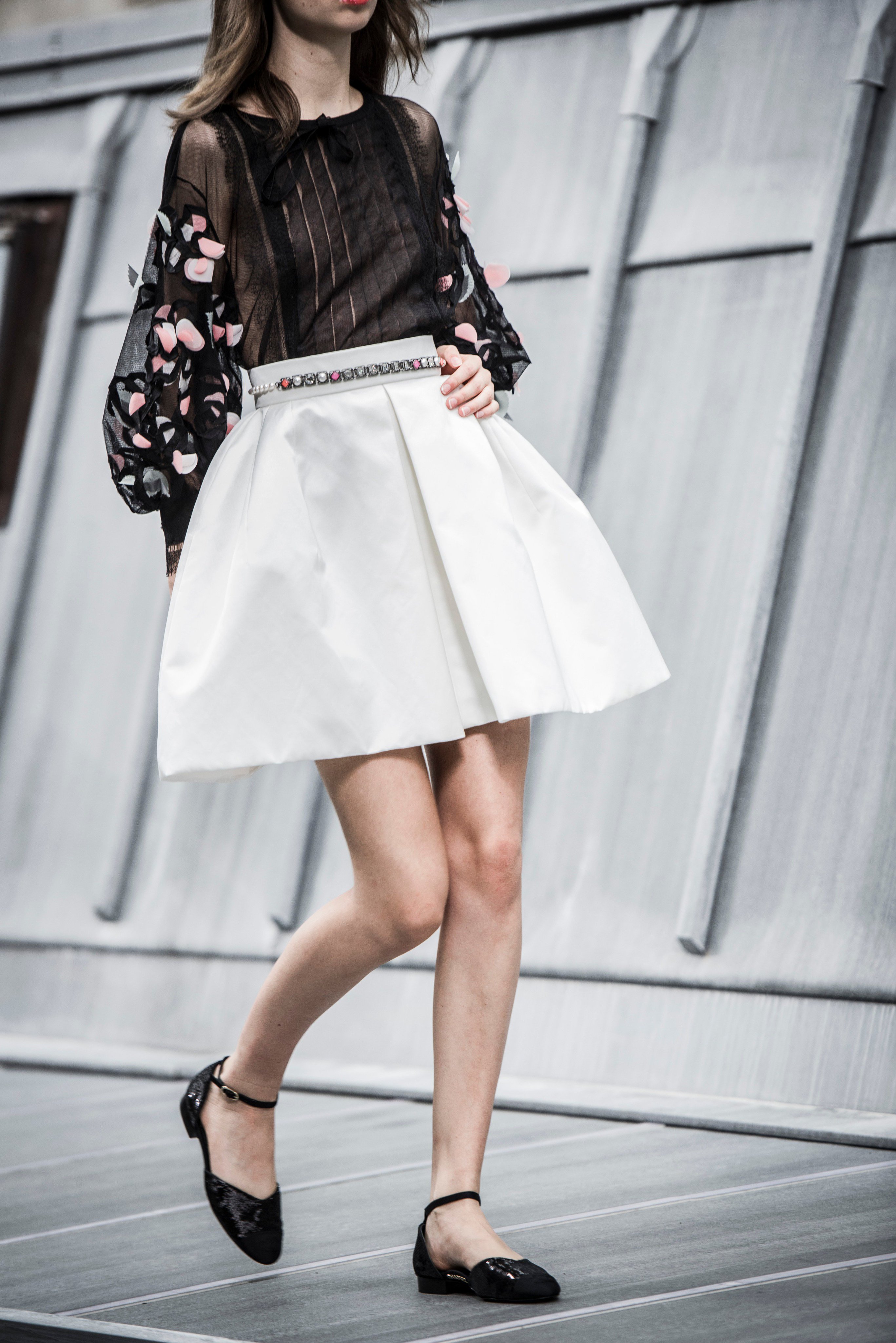 CHANEL on X Spring Summer 2020 skirts are worn high on the waist moving with an unimpeded freedom. CHANEL CHANELSpringSummer PFW More on https t OYMxy16JFW https t NZCZWURsgJ X