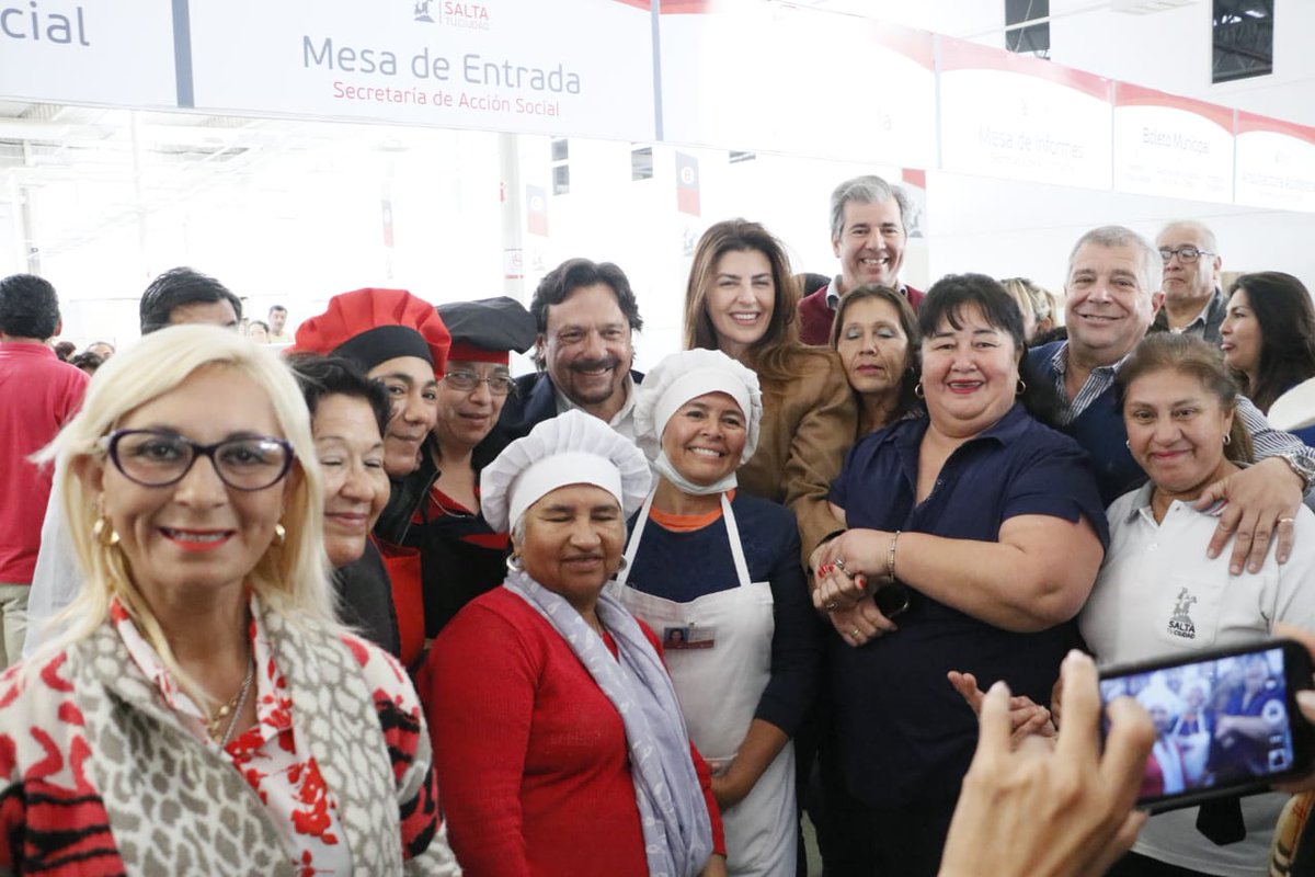 PrensaBettina's tweet photo. #Ahora. Acompañando a @GustavoSaenzOK en una recorrida por el CCM, para dialogar y saludar a los empleados municipales y contribuyentes. ¡La transformación de la ciudad no se detiene!

#BettinaIntendenta #GustavoGobernador #Lista703 https://t.co/j20VFKiar0