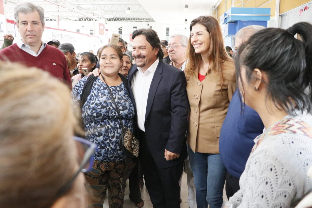 PrensaBettina's tweet photo. #Ahora. Acompañando a @GustavoSaenzOK en una recorrida por el CCM, para dialogar y saludar a los empleados municipales y contribuyentes. ¡La transformación de la ciudad no se detiene!

#BettinaIntendenta #GustavoGobernador #Lista703 https://t.co/j20VFKiar0