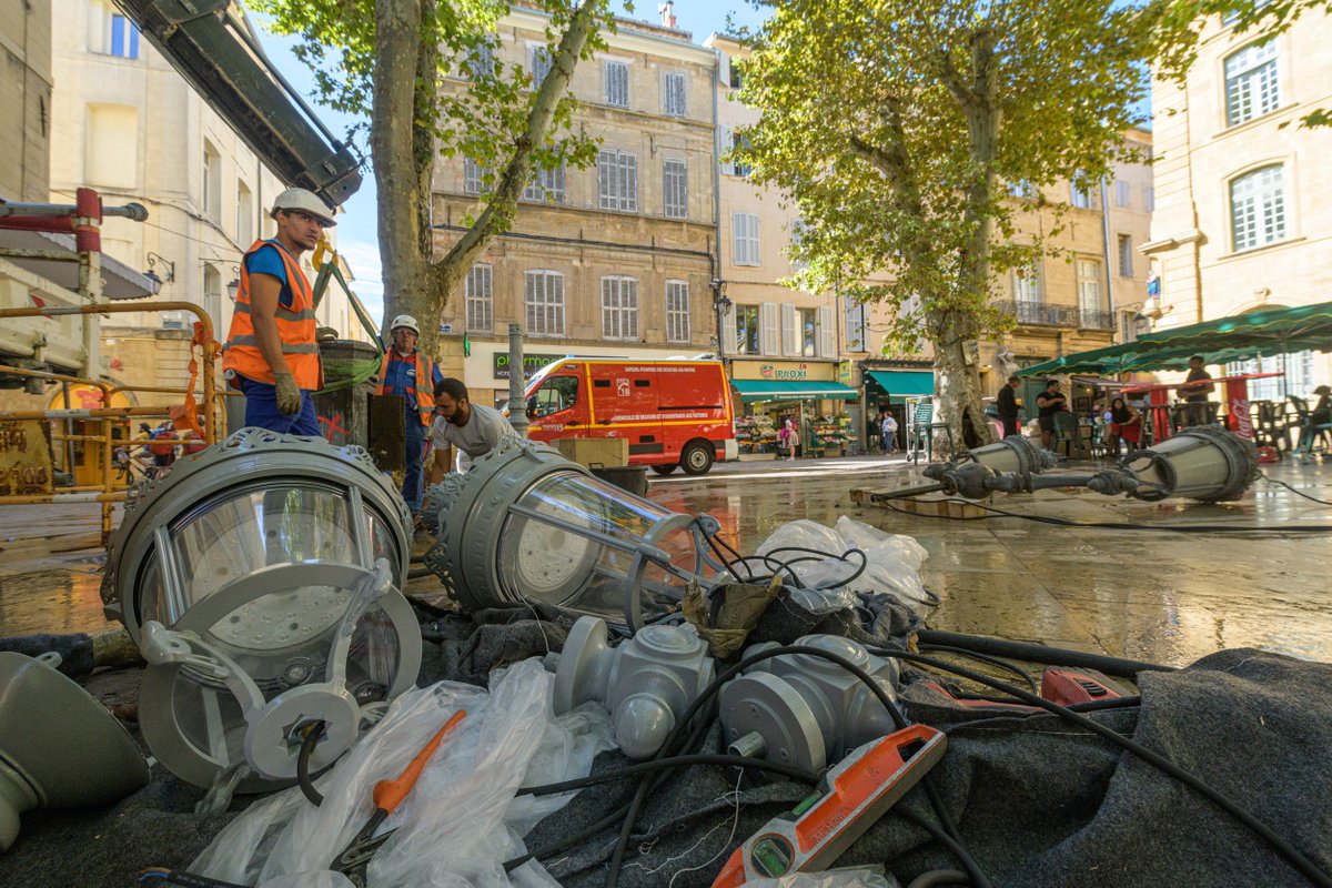 aixmaville's tweet photo. [ENVIRONNEMENT] 
500 points lumineux de la ville d'#aix abandonnent leurs ampoules au bénéfice des LED bien moins énergivores, soit un passage de 150 watts à 48 watts. Cette technologie permettra également de graduer l’intensité de la lumière en fonction des horaires. #aixmaville https://t.co/fJcRm9I7m9