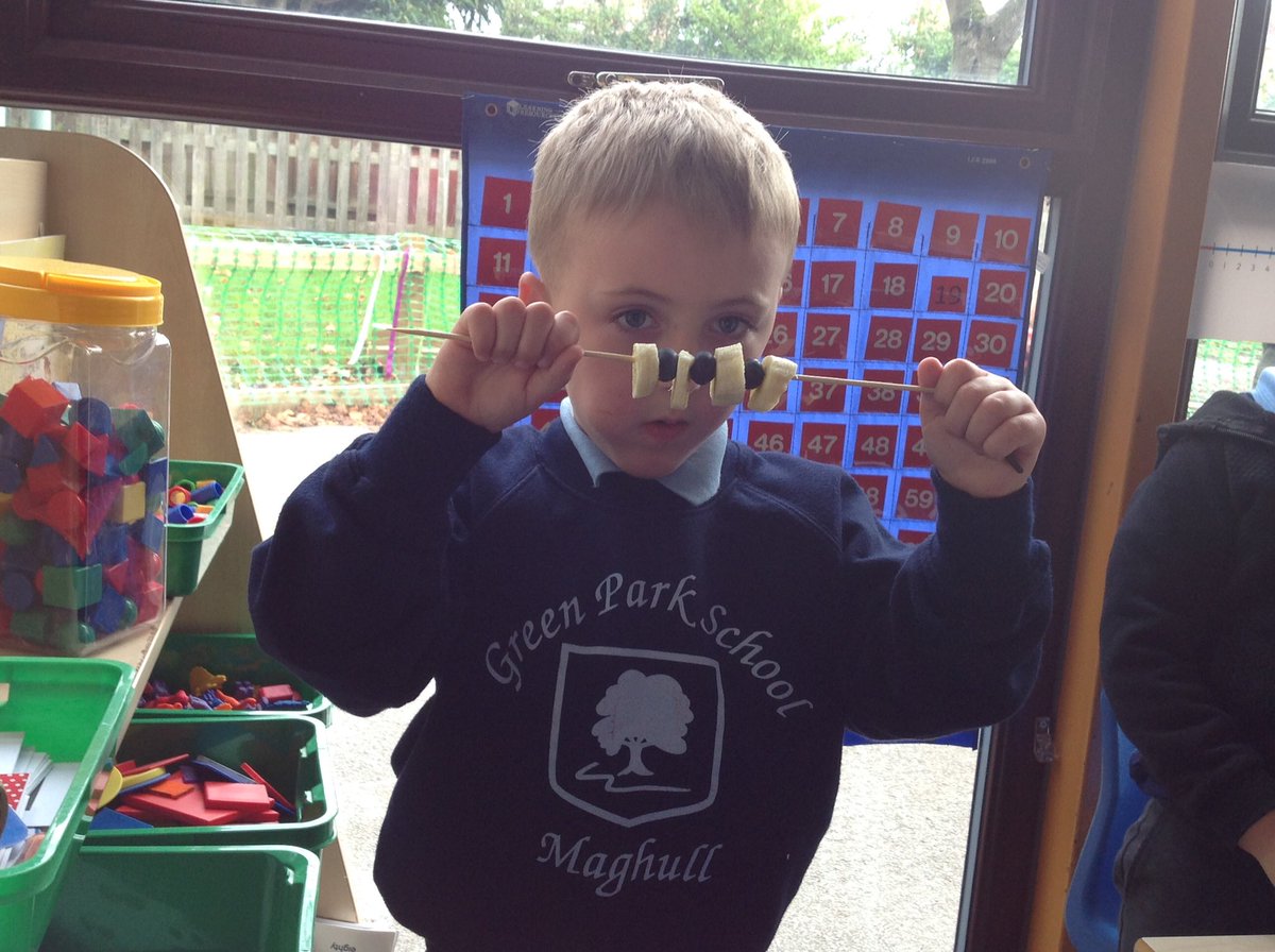 GPSYear1's tweet image. #tryingnewfoods #repeatedpatterns @gps #gpsearlyyears making repeated pattern fruit kebabs for snack! Yum