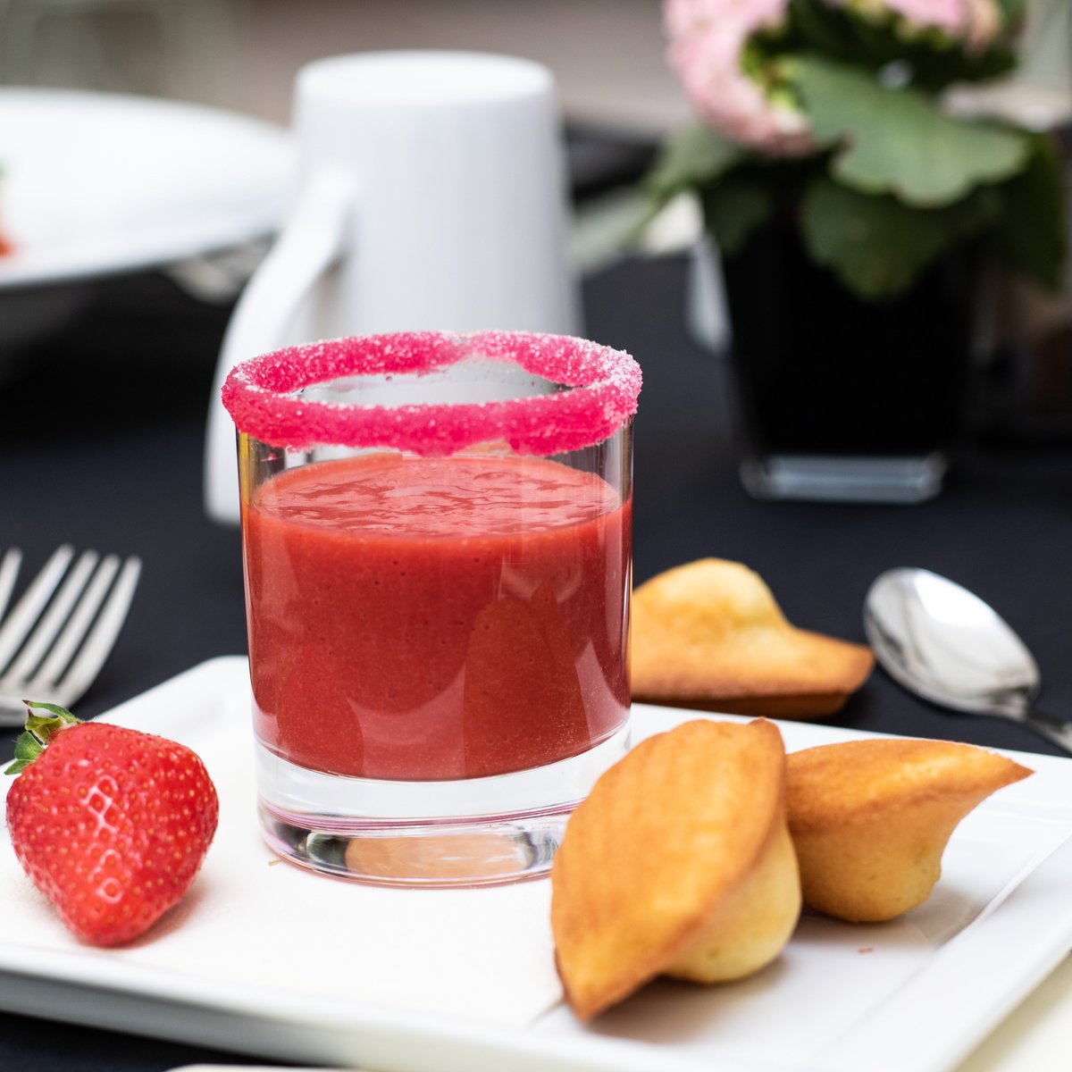 À la française : Madeleines au citron, fraises françaises en soupe fraîche par le Chef Emilien Rouable.
**
French-style #bakeries : lemon #Madeleine and #strawberry fresh soup
• Info &amp; résa : 01 44 58 43 40 - saintjamesalbany.com

#Sjamoments #202RIVOLI #Paris #sortiraparis