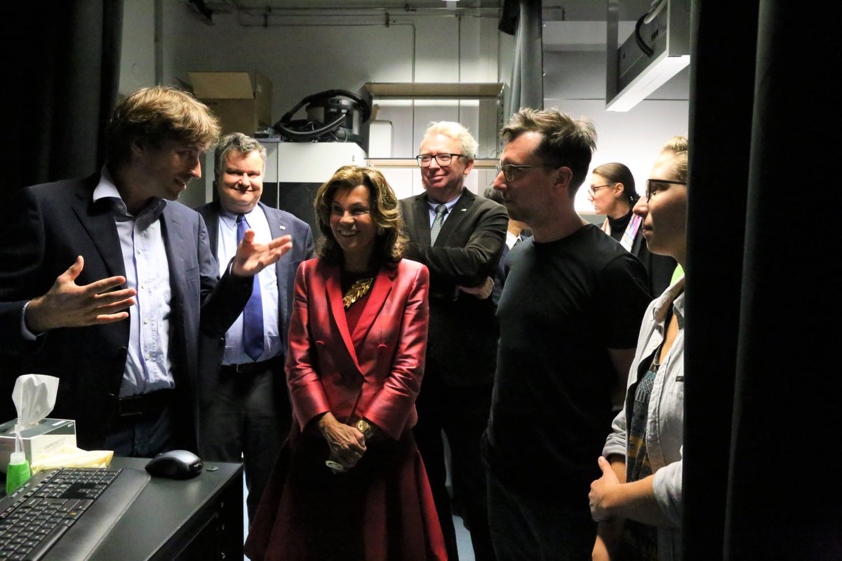 wiebkejahr's tweet photo. Very honored that Brigitte Bierlein, Chancellor of Austria, is taking such keen interest in our work @DanzlLab @ISTAustria! @PhotonPhilipp and @Joule_Jules explaining their newest data (still 🔥 from the acquisition) and @JGDanzl showing off my microscope under construction🔬🍩🌈 https://t.co/Na3koTAY8j