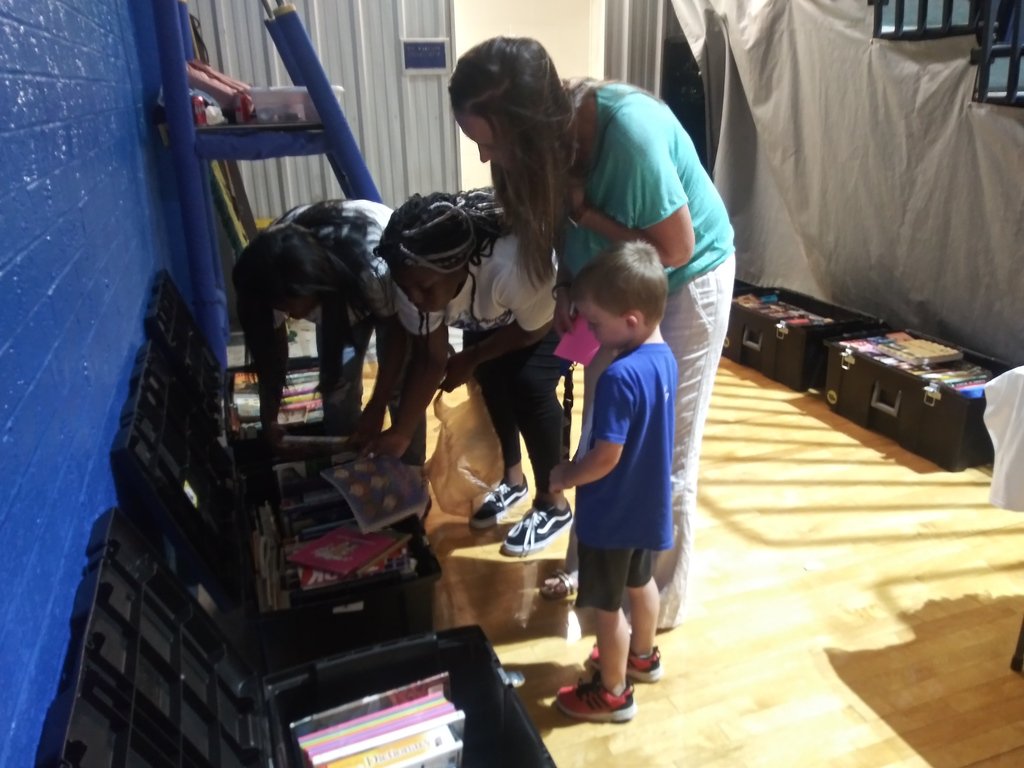 SnookISD's tweet photo. Bluejays Read at volleyball games thanks to LIT (Leaders in Training) who set up book trunks with free books. Next week: Bluejays Read at football games on Oct. 11!
Post 2 of 2 https://t.co/ju0WZgZQrC