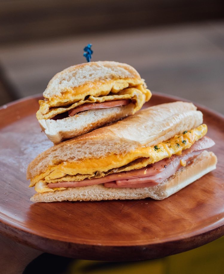 scorycafe's tweet photo. Un Ham n' Cheese para desayunar por favor 🤤 Hecho con pan baguette, una combinación de jamón, queso cheddar y huevo. Incluye café o Ice tea. RD$150 con imp. incluidos (Válido de 6am a 10am) --- #hamncheese #sandwich #ham #jamon #queso #breakfast #desayuno #eggs #sandwich https://t.co/jsbA32nysx