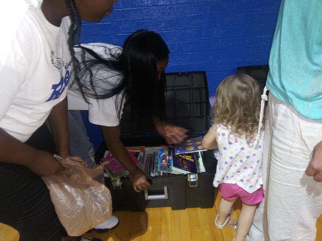 SnookISD's tweet photo. Bluejays Read at volleyball games thanks to LIT (Leaders in Training) who set up book trunks with free books. Next week: Bluejays Read at football games on Oct. 11!
Post 1 of 2 https://t.co/WviCZiOODo