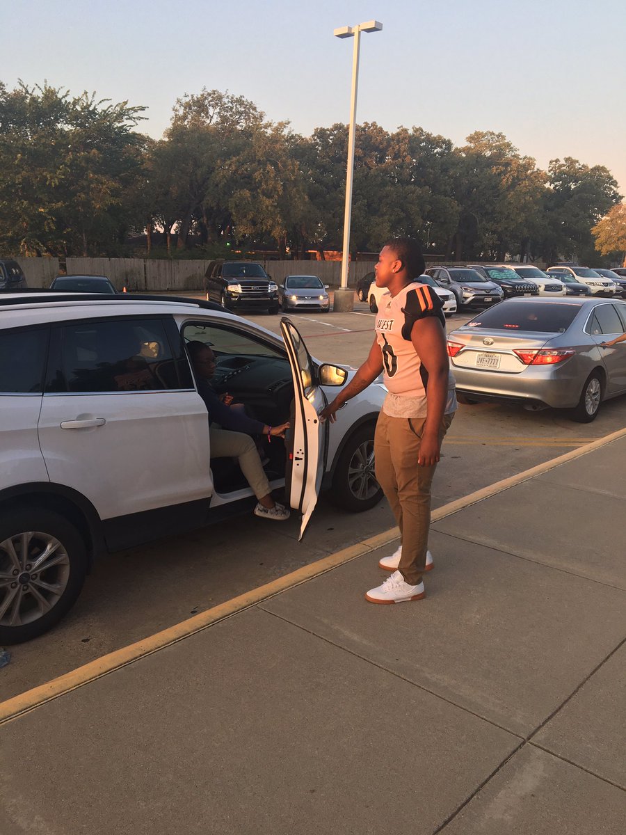 Coach_LColvin's tweet image. The West Mesquite Varsity Football team was all over Mesquite this morning encouraging students as they entered their schools. Proud of these young men for giving back. 
#WranglerPride #WestSideBestSide #GrayElementary @WestRecruits @Wranglers_FB @westmesquitehs