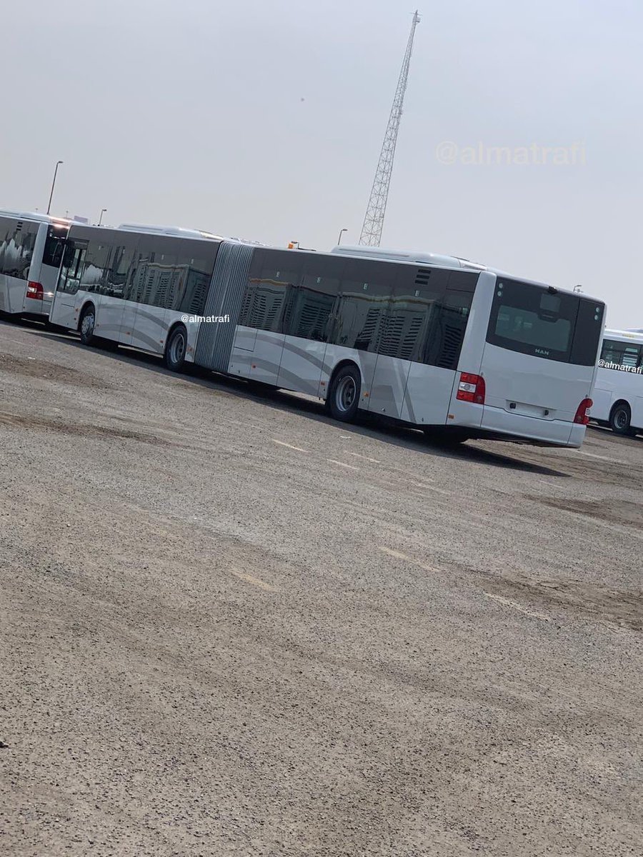 وصول عدد من حافلات #النقل_العام إلى ميناء جدة ، يهدف المشروع إلى تطوير البنية التحتية لمدينة #مكة_المكرمة . 
#مشاريع_مكة