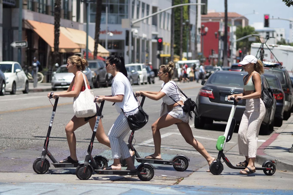 ShiaKapos's tweet photo. There's a new poll out that says Chicagoans like dockless scooters. Scoot on down to the FIRST IN PLAYBOOK heading: https://t.co/W0MtQE4MNL https://t.co/sNwOlMqDVl