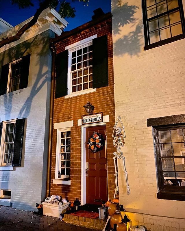 Everyone’s favorite Prince Street #spitehouse is looking rather festive for the most wonderful time of the year! Now if we could just stop having 80°+ days, that’d be great. While this little #alleyhouse is stunning during the day, the decor lends itself… ift.tt/2pHjIHr