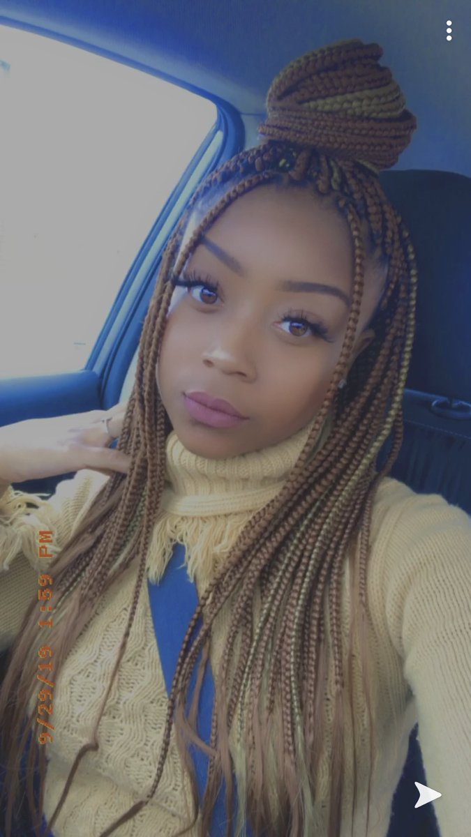 I love fall season 🍁🍂

Sweaters and colored lipsticks 😍