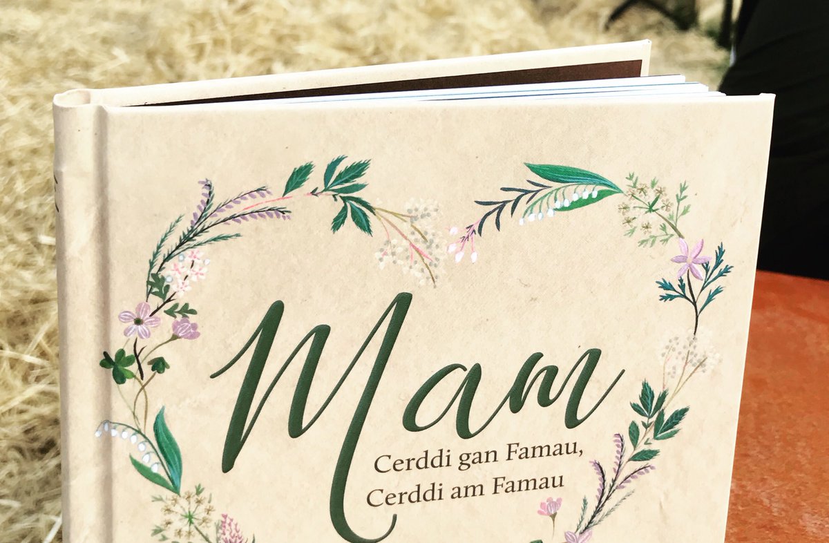 ffion_medi's tweet photo. Fel mae’n digwydd, ar hyn o bryd mae gennyf ddwy gerdd sy’n fy ngwneud i i chwerthin, a’r ddwy o waith gŵr a gwraig! 😂 Ffan mwya Bryn Fôn @Gruffudd_Owen a Wrthi Enwi ein Mab @GwennanEvans 👌🏼#gwahanol #doniol #hiwmor #joio #diwrnodbarddoniaeth @trydarbarddas @LlyfrauCymru https://t.co/XzbLK2V8uj