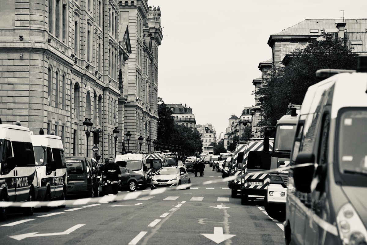 KARLOLIVE's tweet photo. Tout mon soutien à l'ensemble du personnel de la @prefpolice suite à la terrible agression de quatre personnes ce midi. 

Rien ne justifie un tel déferlement de violence. 

Toutes mes pensées aux familles des victimes et à leurs proches. #Prefecture https://t.co/XVgHy5eHRn